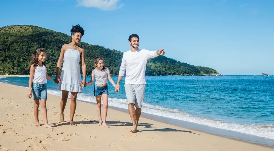 Une famille se promène sur la plage